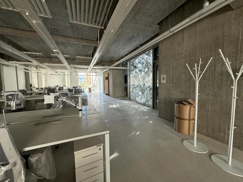 An open floor plate with the soffit left exposed.